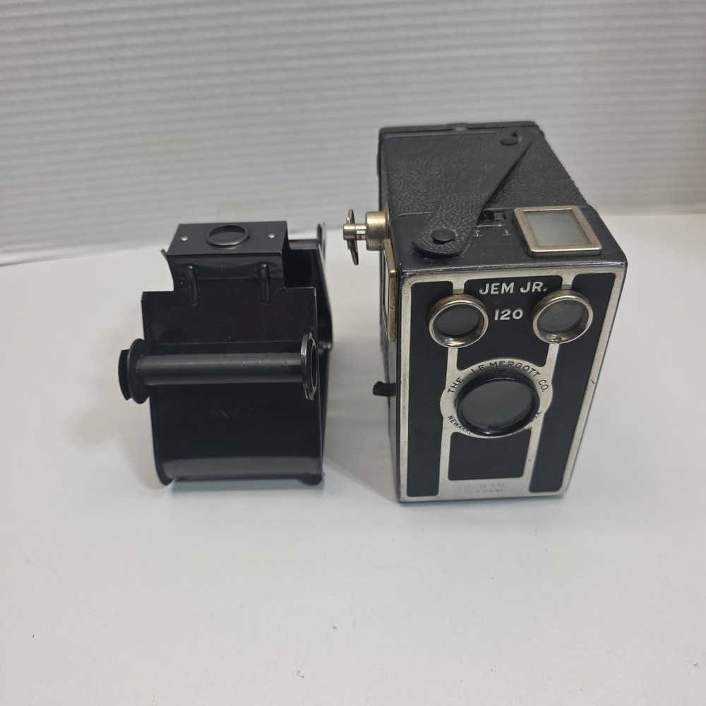 Jem Jr. 120 Box Camera‎